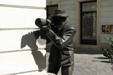 black-statue-paparazzi-bratislava-things-to-do