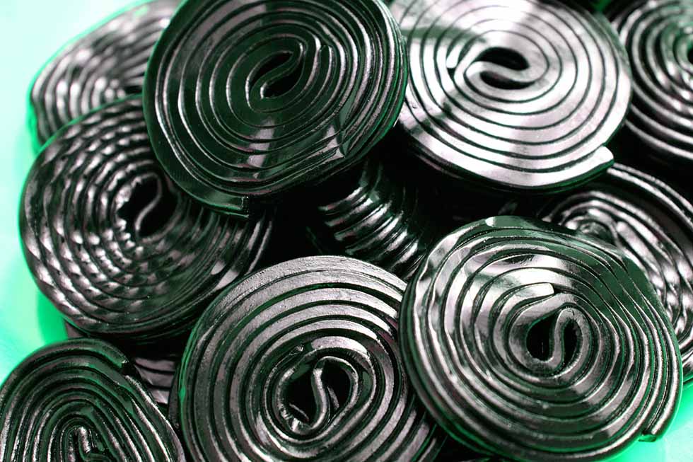 Black rolls of licorice, the Dutch drop