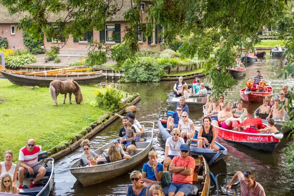 Crowds in boats in Giethoorn