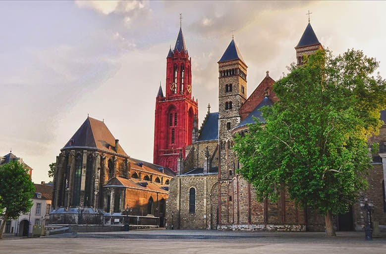 Ready to step into a fairytale book? So, check out this guide for a weekend in Maastricht, a medieval city in the south of the Netherlands. I’ve put together a list of the best attractions in the city, including day trips and where to eat. All the information you need before visiting Maastricht. #Weekend #Maastricht #Netherlands #travel #thingstodo