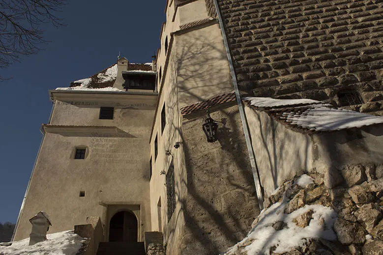 Have you ever wondered what the castle of the most famous vampire in the world is like? I had no idea of what to expect, but this tour exceeded any expectations I could possibly have. Read more about the Bran Castle Tour and embark on this journey to the medieval times! #Romania #DraculaCastle #BranCastle #Brasov #PelesCastle #Transylvania #Castle #Europe #travel