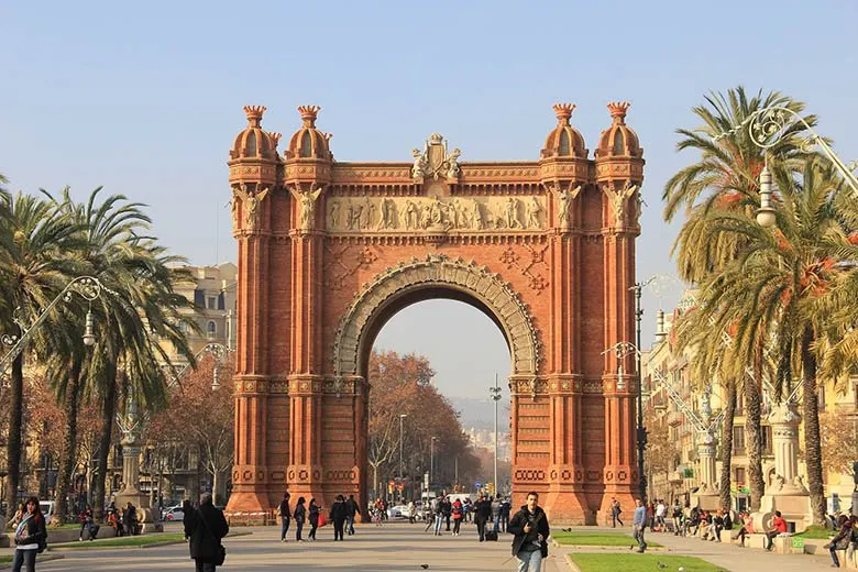 I’ve paired up with fellow travel bloggers to bring you the story and meaning of some of the most spectacular triumphal arches around the world. #TriumphalArch #Paris #Rome #Barcelona #Bucharest #Dublin #IndiaGate #Arch #ArcdeTriomphe #Orange #Travel #History #Architecture