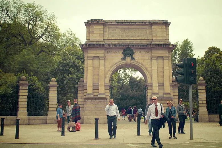 I’ve paired up with fellow travel bloggers to bring you the story and meaning of some of the most spectacular triumphal arches around the world. #TriumphalArch #Paris #Rome #Barcelona #Bucharest #Dublin #IndiaGate #Arch #ArcdeTriomphe #Orange #Travel #History #Architecture