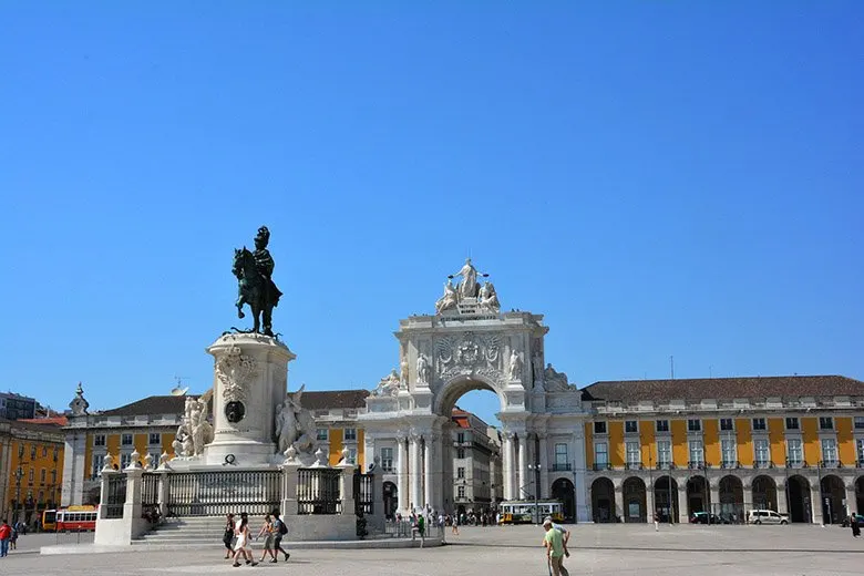 I’ve paired up with fellow travel bloggers to bring you the story and meaning of some of the most spectacular triumphal arches around the world. #TriumphalArch #Paris #Rome #Barcelona #Bucharest #Dublin #IndiaGate #Arch #ArcdeTriomphe #Orange #Travel #History #Architecture