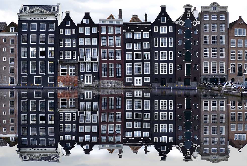 Discover the best photo spots in Amsterdam! The most instagrammable places selected by a resident. Tips and map with exact locations included. #Dutch #Amsterdam #Netherlands #Instagram #Instagrammable #Photos #pictures #photography #hotspots #damrak #centralstation #redlight #rijksmuseum #map
