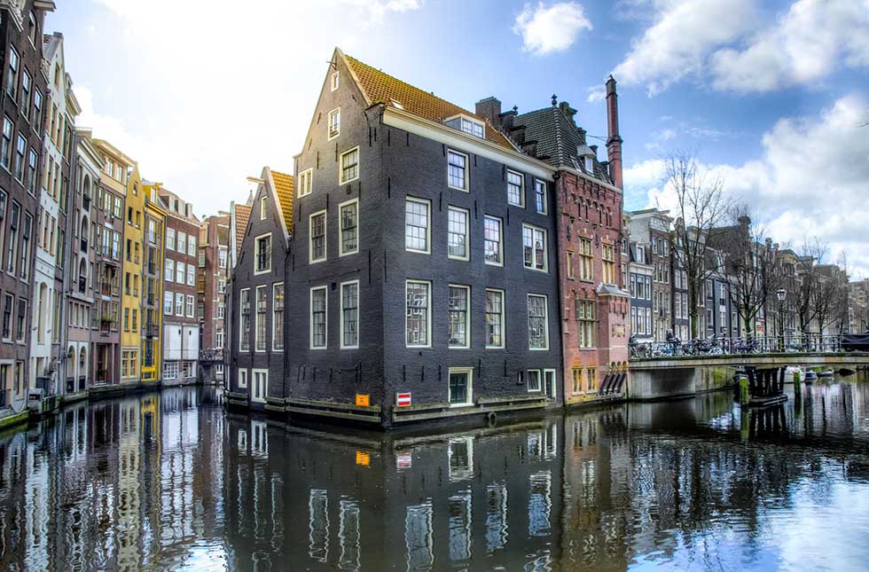 Discover the best photo spots in Amsterdam! The most instagrammable places selected by a resident. Tips and map with exact locations included. #Dutch #Amsterdam #Netherlands #Instagram #Instagrammable #Photos #pictures #photography #hotspots #damrak #centralstation #redlight #rijksmuseum #map