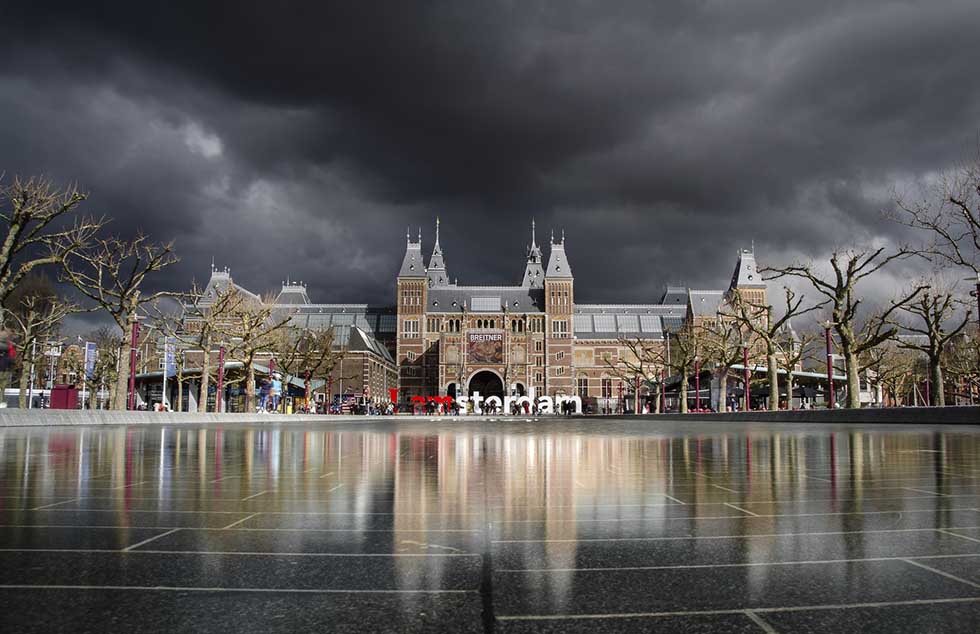 Discover the best photo spots in Amsterdam! The most instagrammable places selected by a resident. Tips and map with exact locations included. #Dutch #Amsterdam #Netherlands #Instagram #Instagrammable #Photos #pictures #photography #hotspots #damrak #centralstation #redlight #rijksmuseum #map