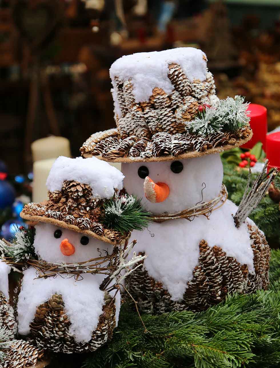 Two small snowmen in a Christmas market