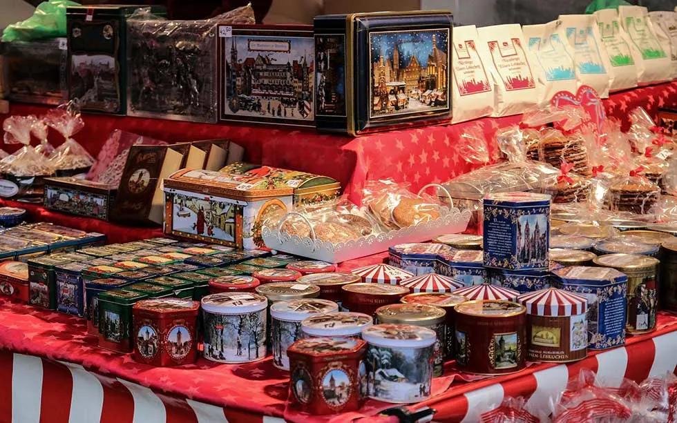 Gingerbread in cans at Nuremberg Christmas market