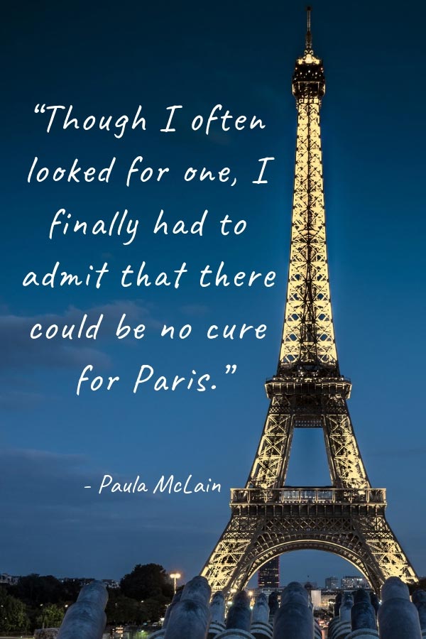 Citazione su Parigi su una foto della Torre Eiffel a Parigi, Francia, la sera