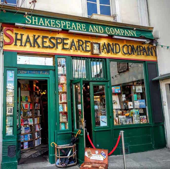 Paris 4 day itinerary, visit the Shakespeare and Co Bookshop