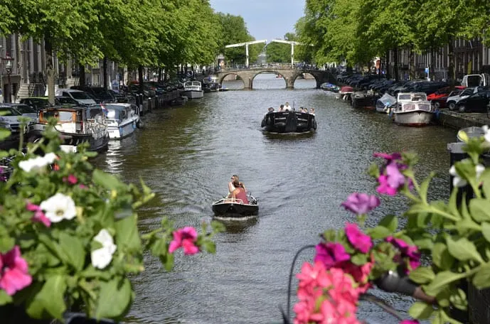 Rent a boat during a romantic weekend in Amsterdam