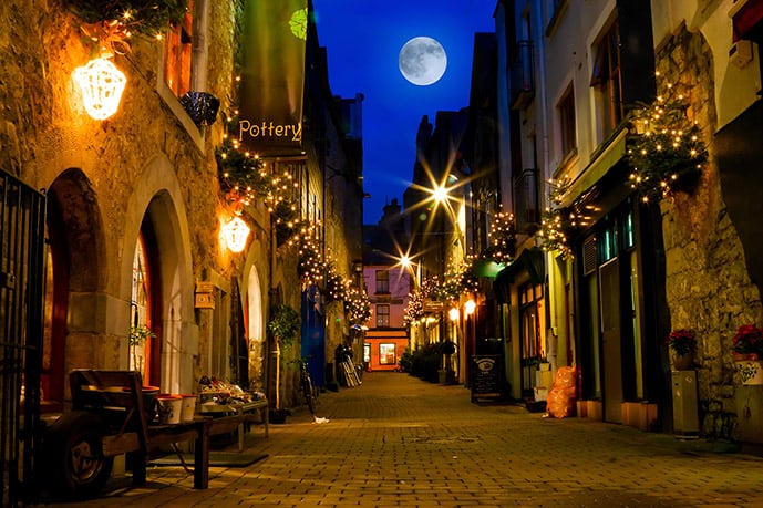 Centro de la ciudad de Galway de noche