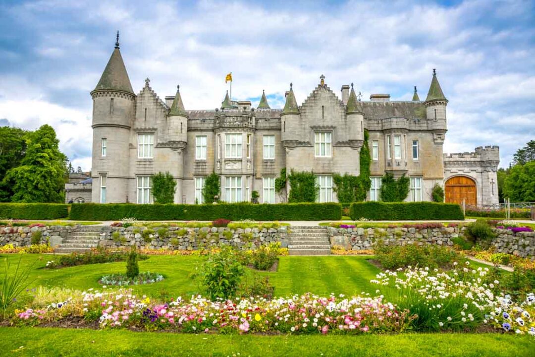 19 Largest Castles In The World » Maps & Bags