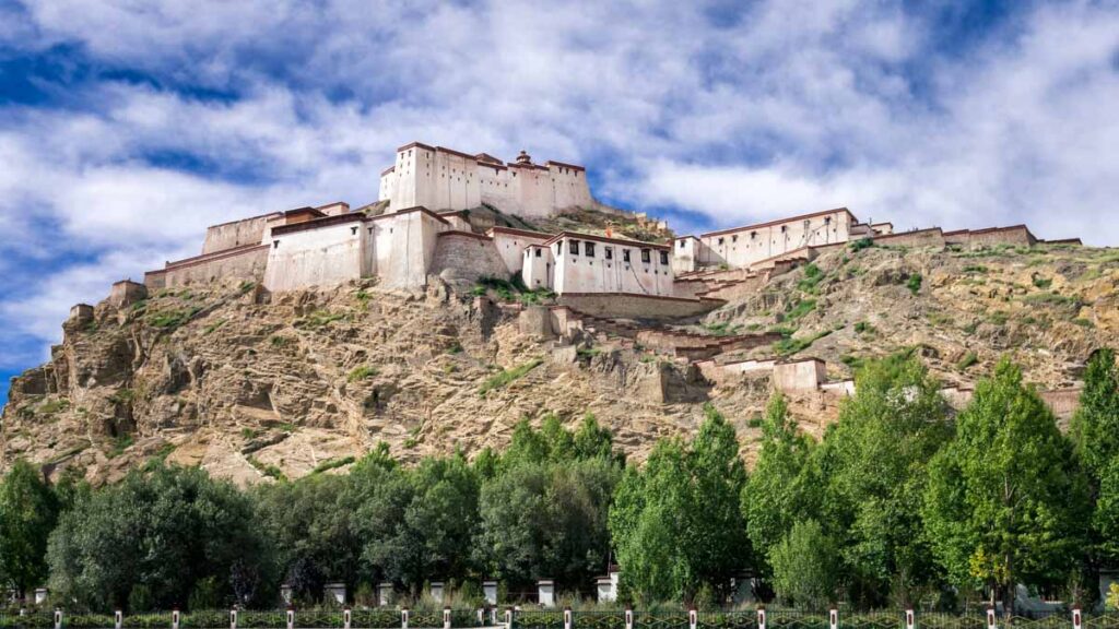 The stunning Gyantse Dzong in China