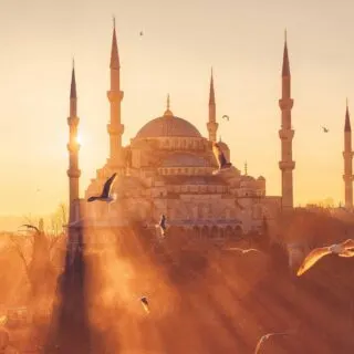 Blue Mosque (Sultanahmet Camii) at sunset in Istanbul, Turkey